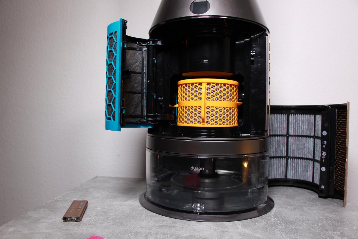 Der zellartige Verdunstungsfilter eines Ventilators mit Wasserkühlung ist im Test zu sehen.